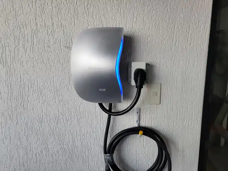 instalación de cargador de auto eléctrico en domicilio del sector El Batán, Quito