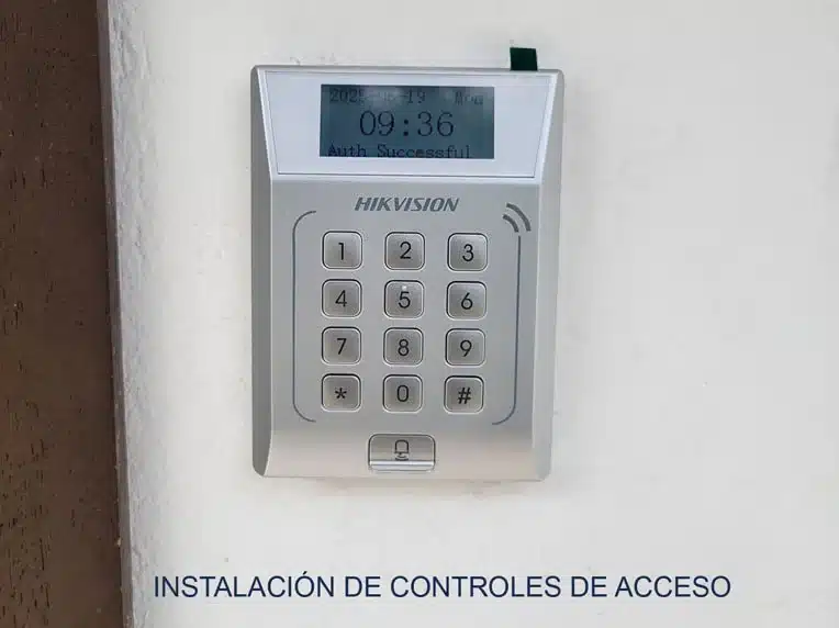 Instalación de control de acceso eléctrico en Cumbayá, Quito
