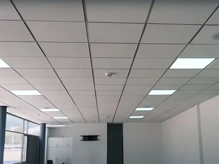Instalación de lámparas LED en empresa en Quito