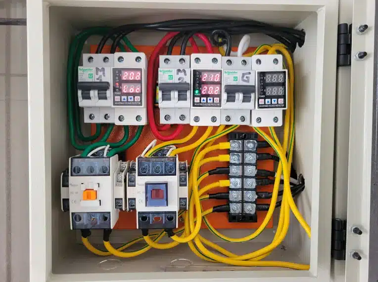 instalación de tablero eléctrico con protecciones automáticas en Quito